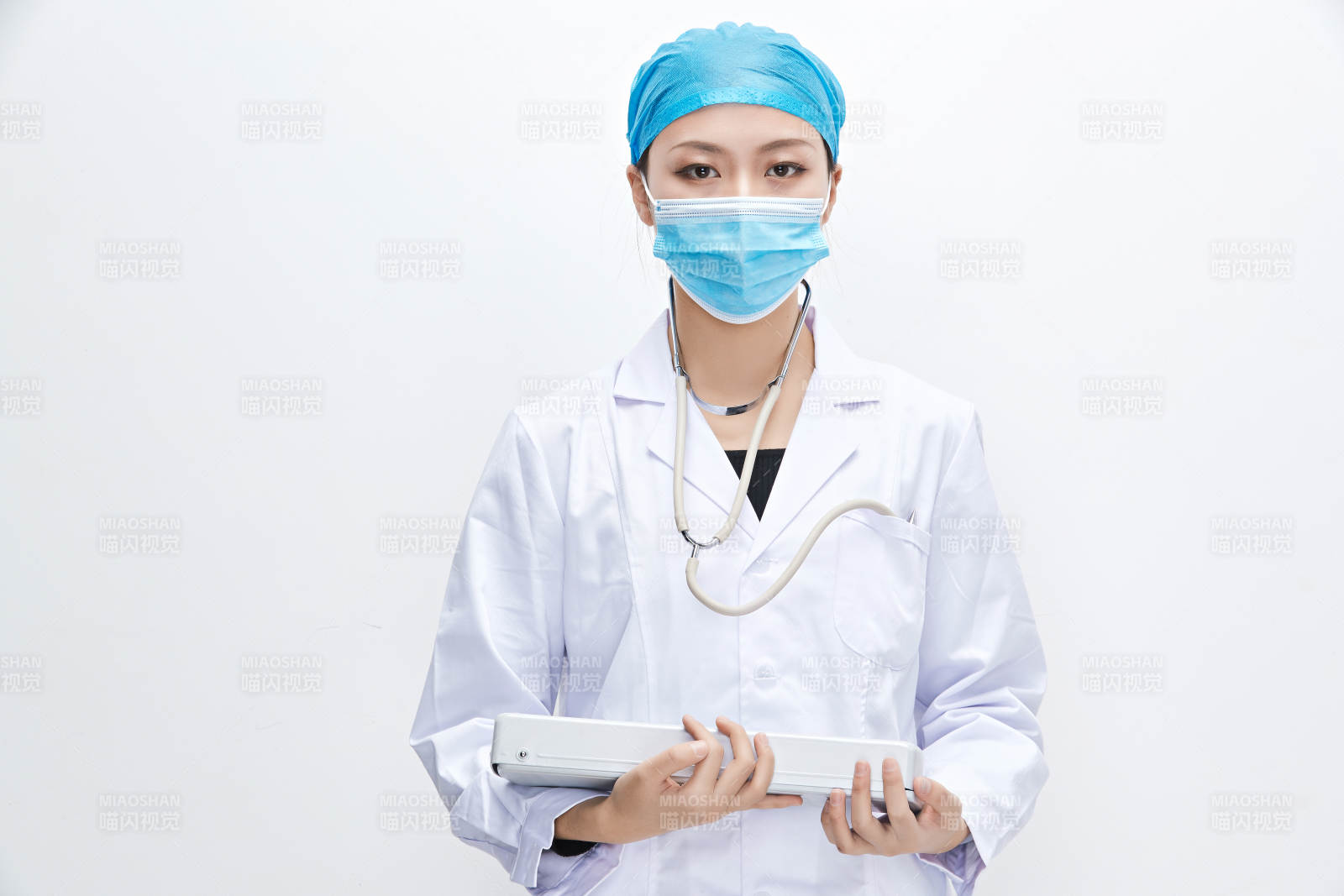 白色背景下手持血壓計的門診醫生