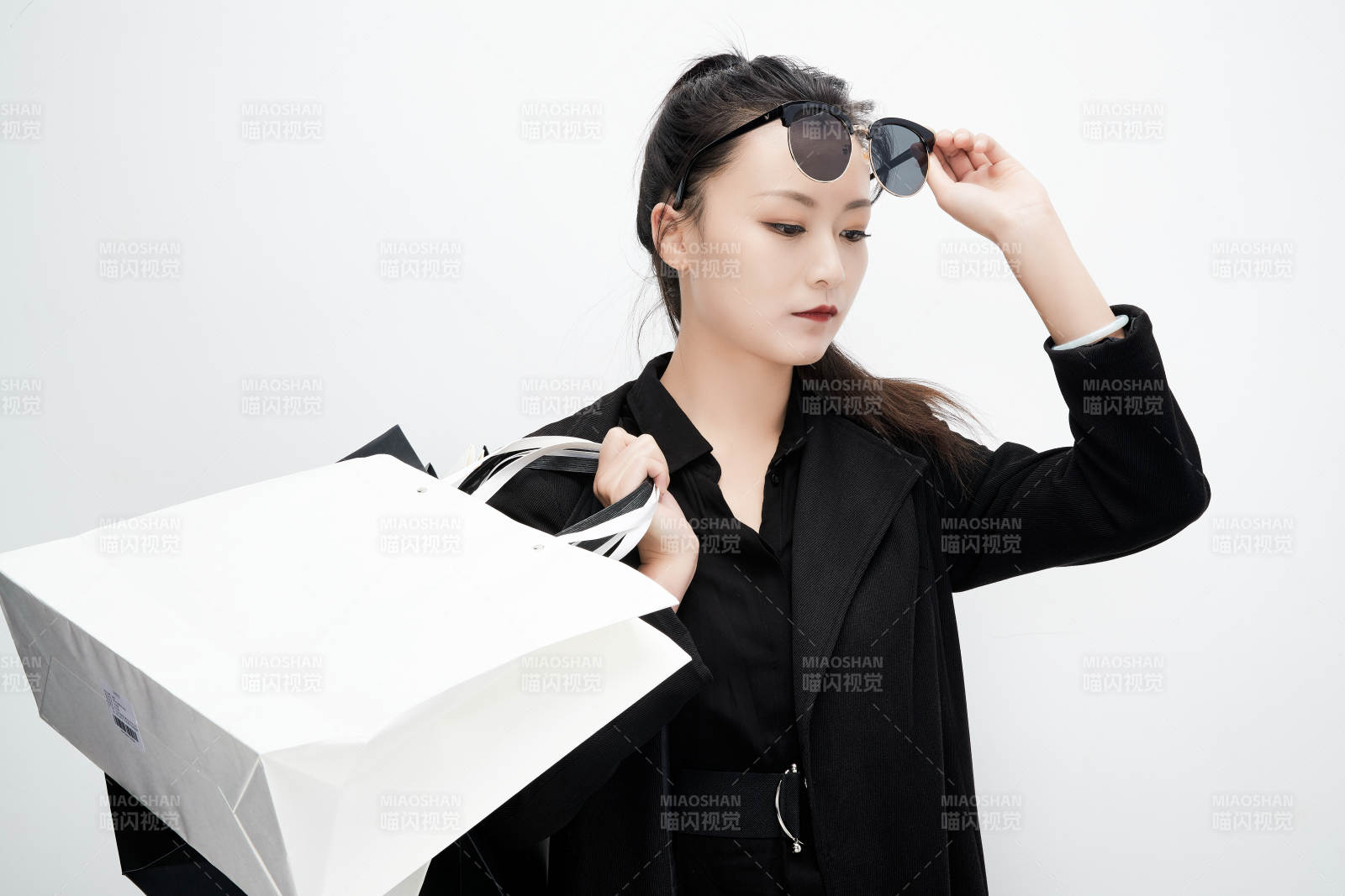 白色背景下手提購物袋時尚美麗的亞洲少女