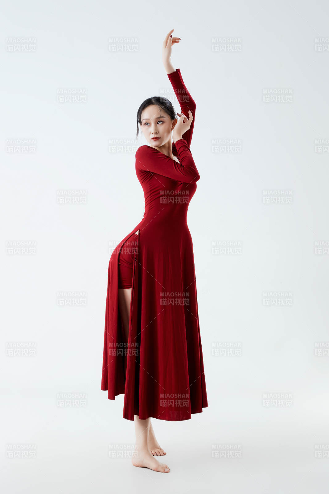 穿著紅色長裙翩翩起舞的少女