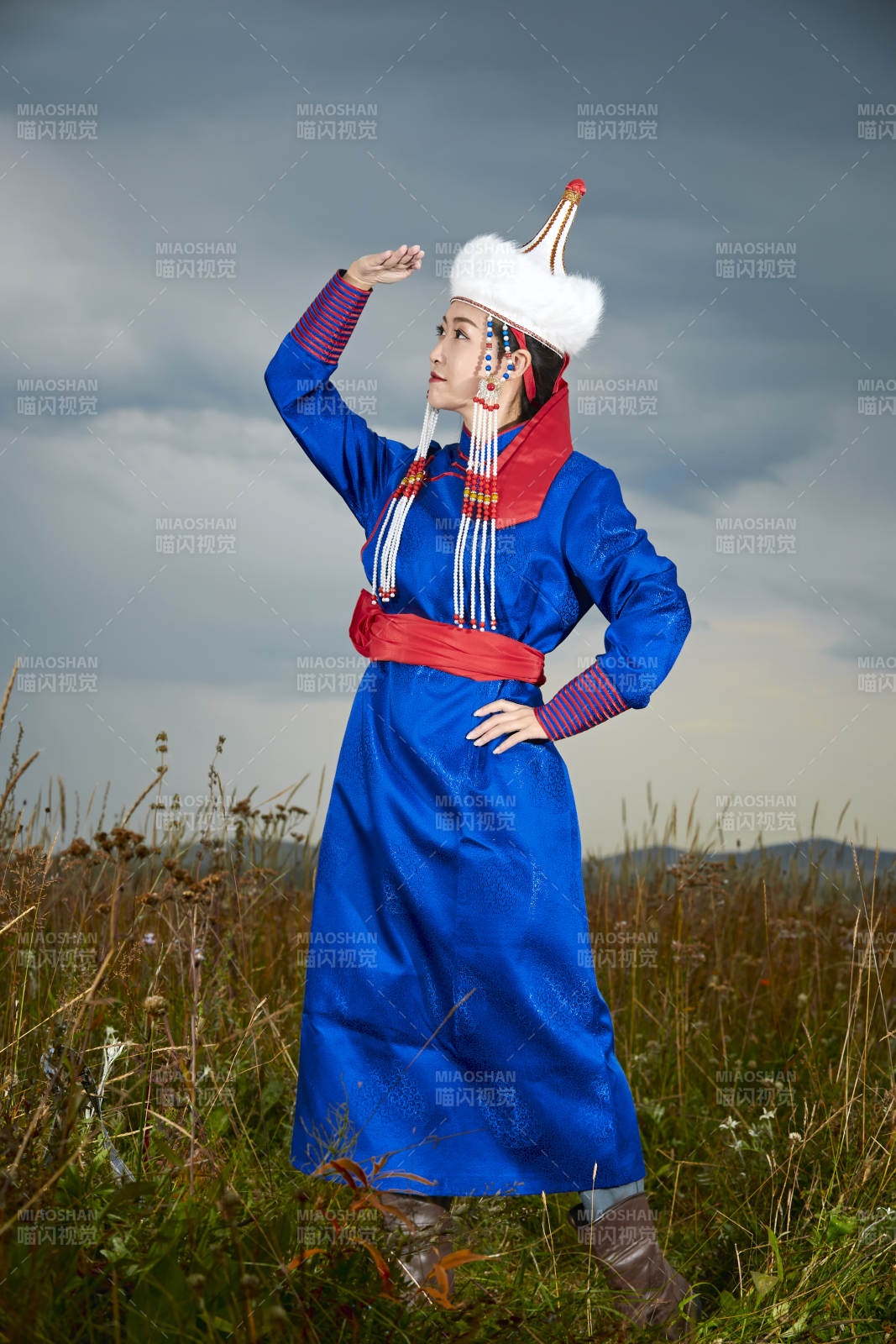 草原上身穿豪華蒙古族服飾的蒙族少女