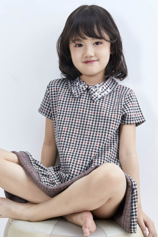 白色色背景的可爱的亚洲小女孩儿童