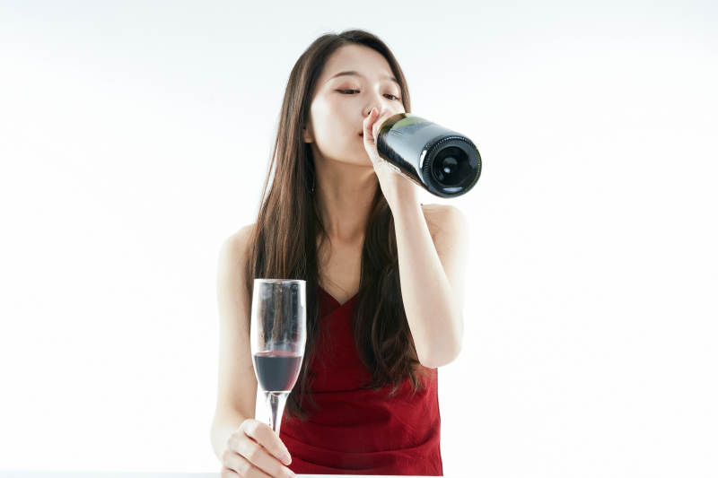 独自品尝红酒的亚洲女性