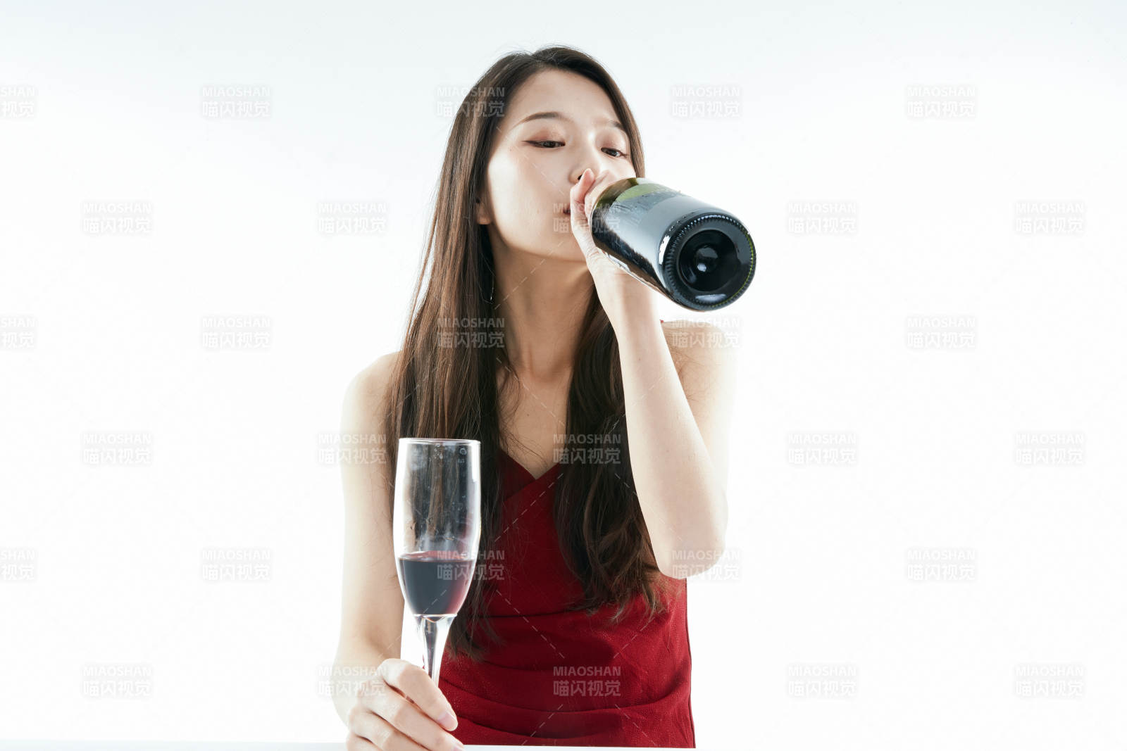 独自品尝红酒的亚洲女性