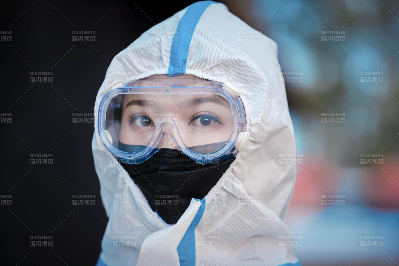 穿白色防护服佩戴护目镜口罩的女性防护人员