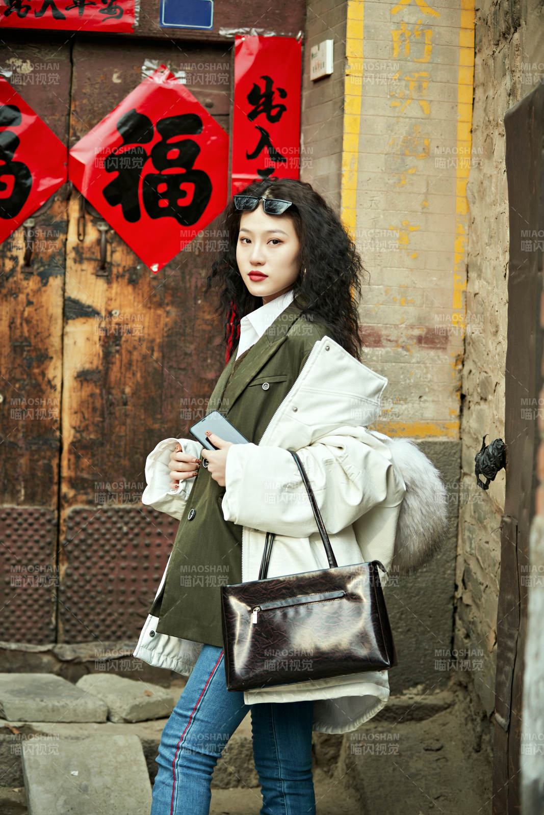 老舊城區(qū)里穿著復古港風的美麗清純少女