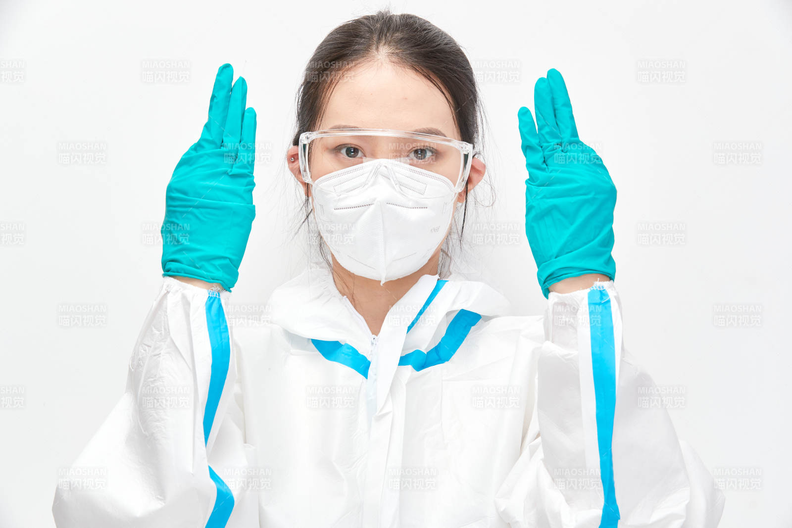 穿白色防护服佩戴护目镜口罩的女性医疗人员图片