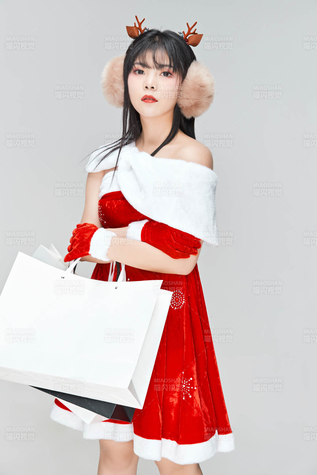 身穿圣誕服飾手提購物袋性感可愛的圣誕女郎