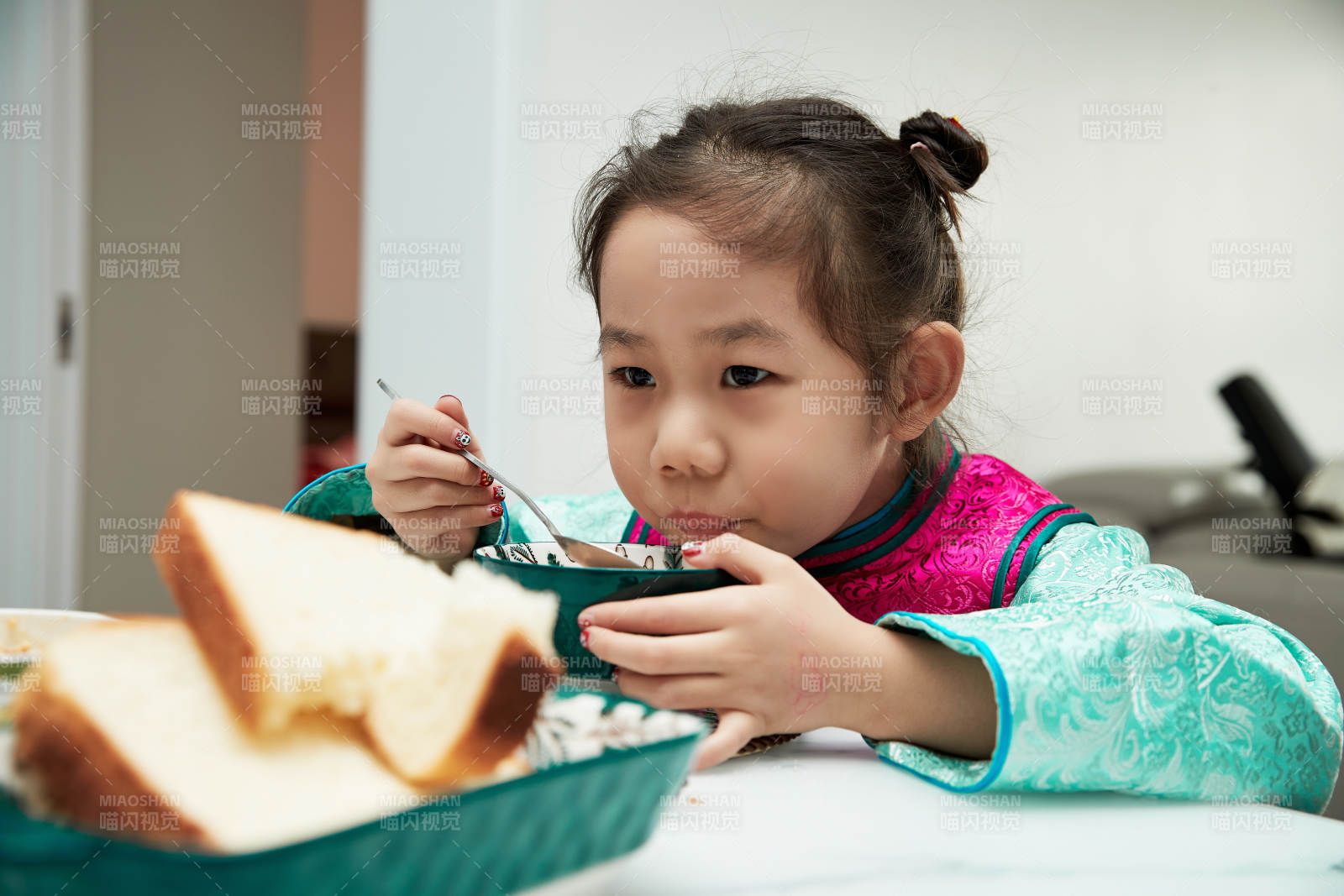 在家玩耍的亞洲小女孩