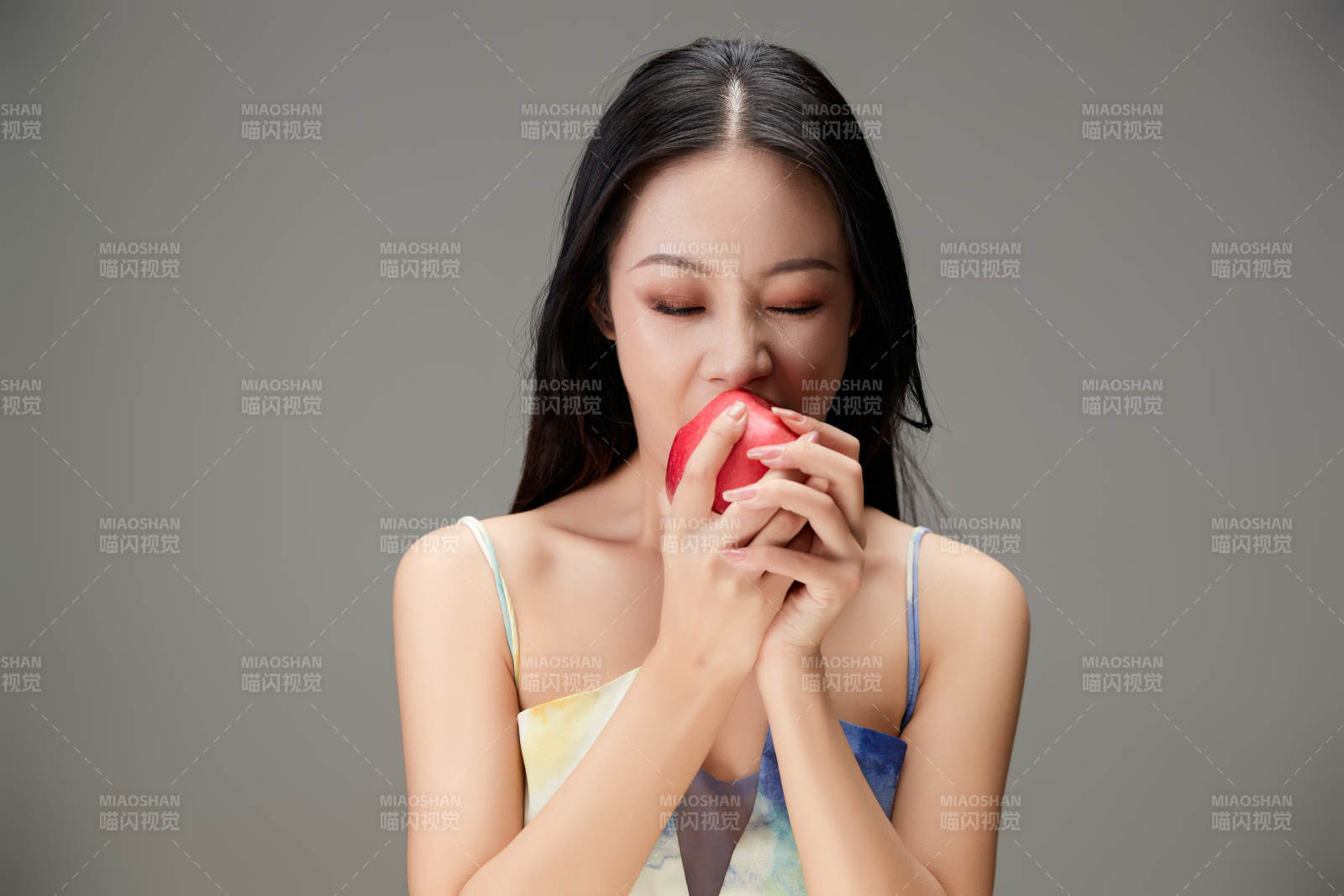 吃水果的亚洲东方长发少女