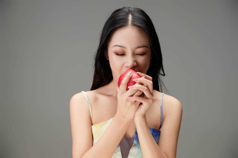 吃水果的亚洲东方长发少女