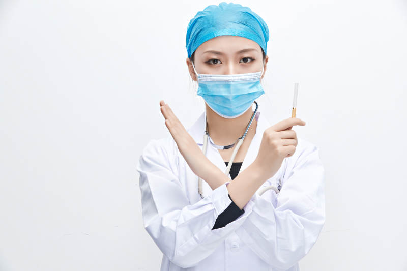 白色背景下傳遞傳遞吸煙有害健康信息的醫生