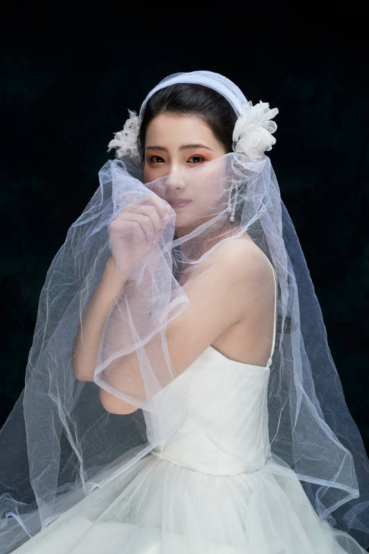 黑色背景下的女性复古婚纱妆面