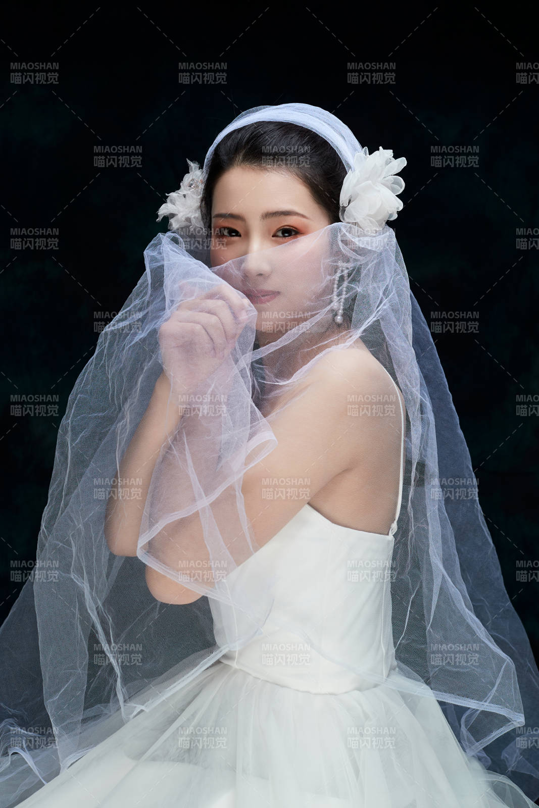 黑色背景下的女性复古婚纱妆面