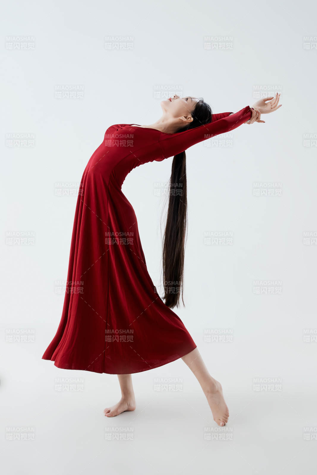 穿著紅色長裙翩翩起舞的少女