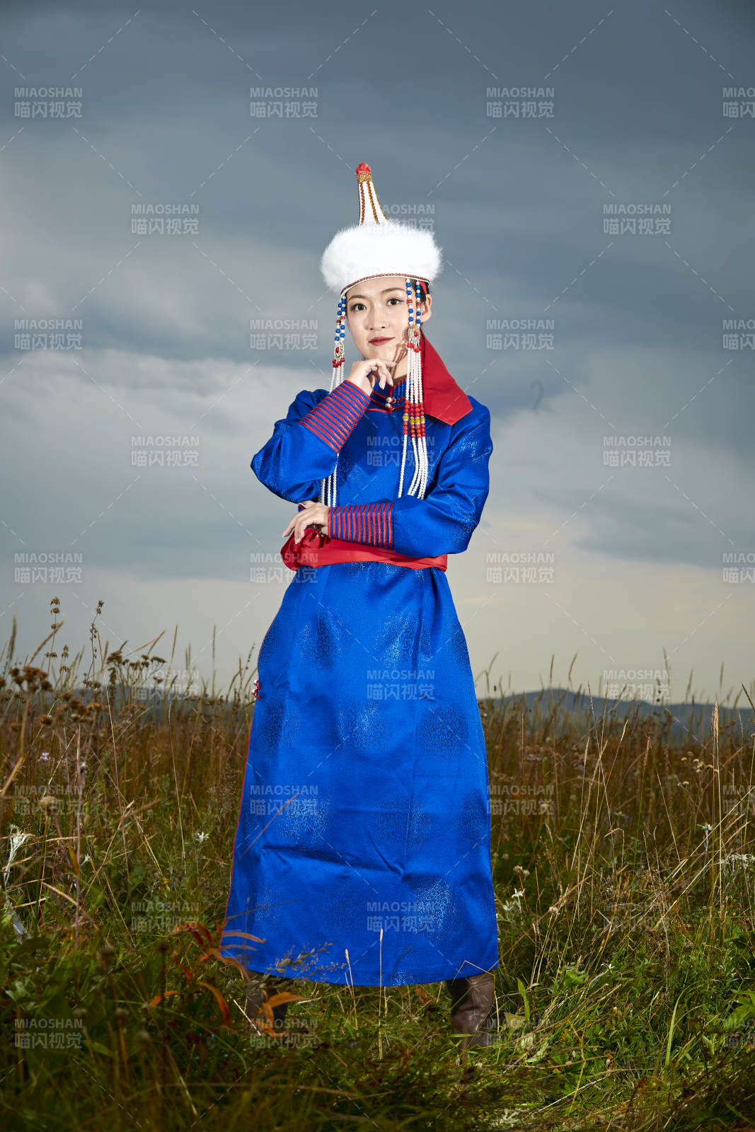 草原上身穿豪華蒙古族服飾的蒙族少女