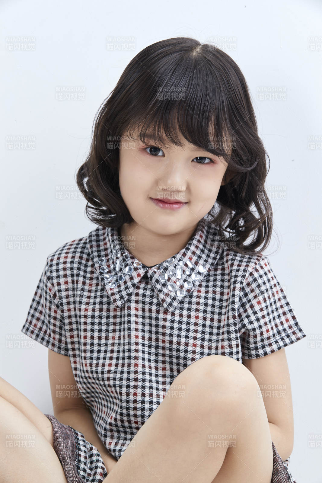 白色色背景的可愛的亞洲小女孩兒童