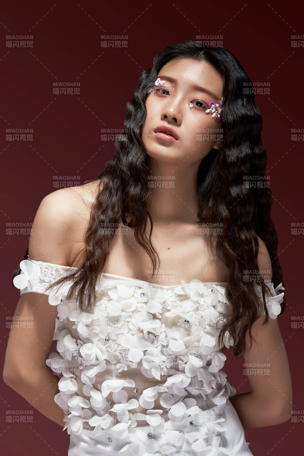 時尚彩妝女性妝面半身像