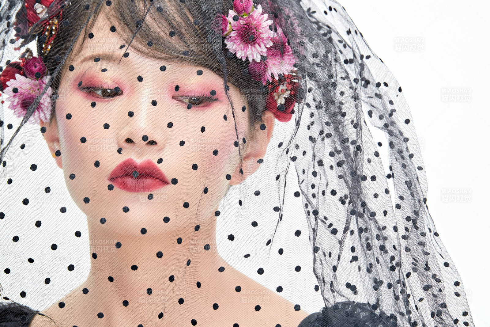 白色背景下的新娘彩妝美女人像