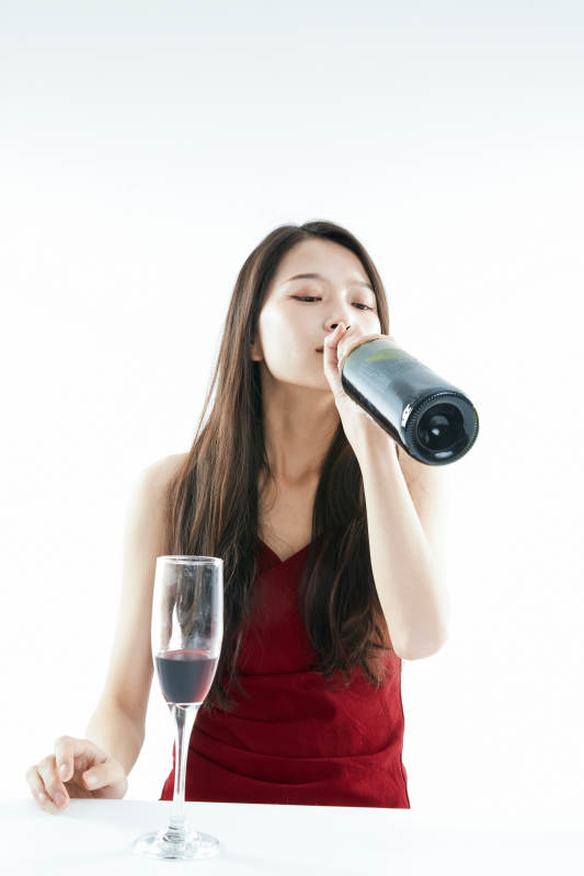 独自品尝红酒的亚洲女性