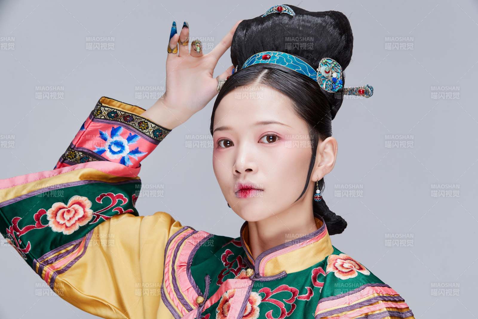 白色背景下的清代女性古裝造型清朝古裝