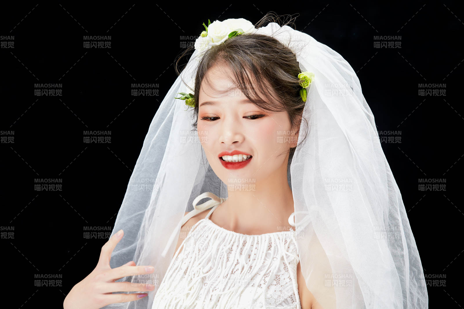 黑色背景下的美妆新娘彩妆人像图片