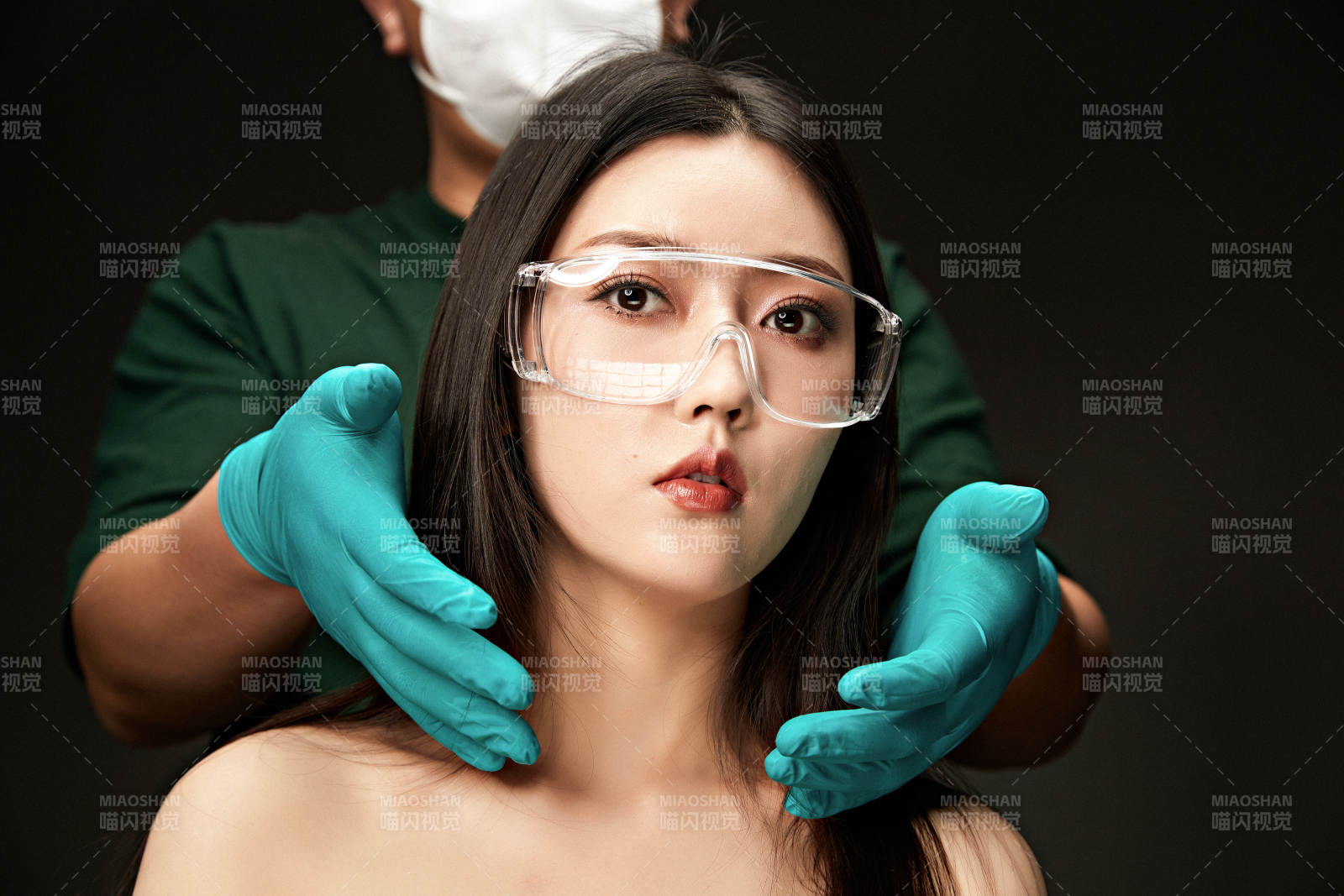 黑色背景里的亞洲美女面部特寫醫美整容