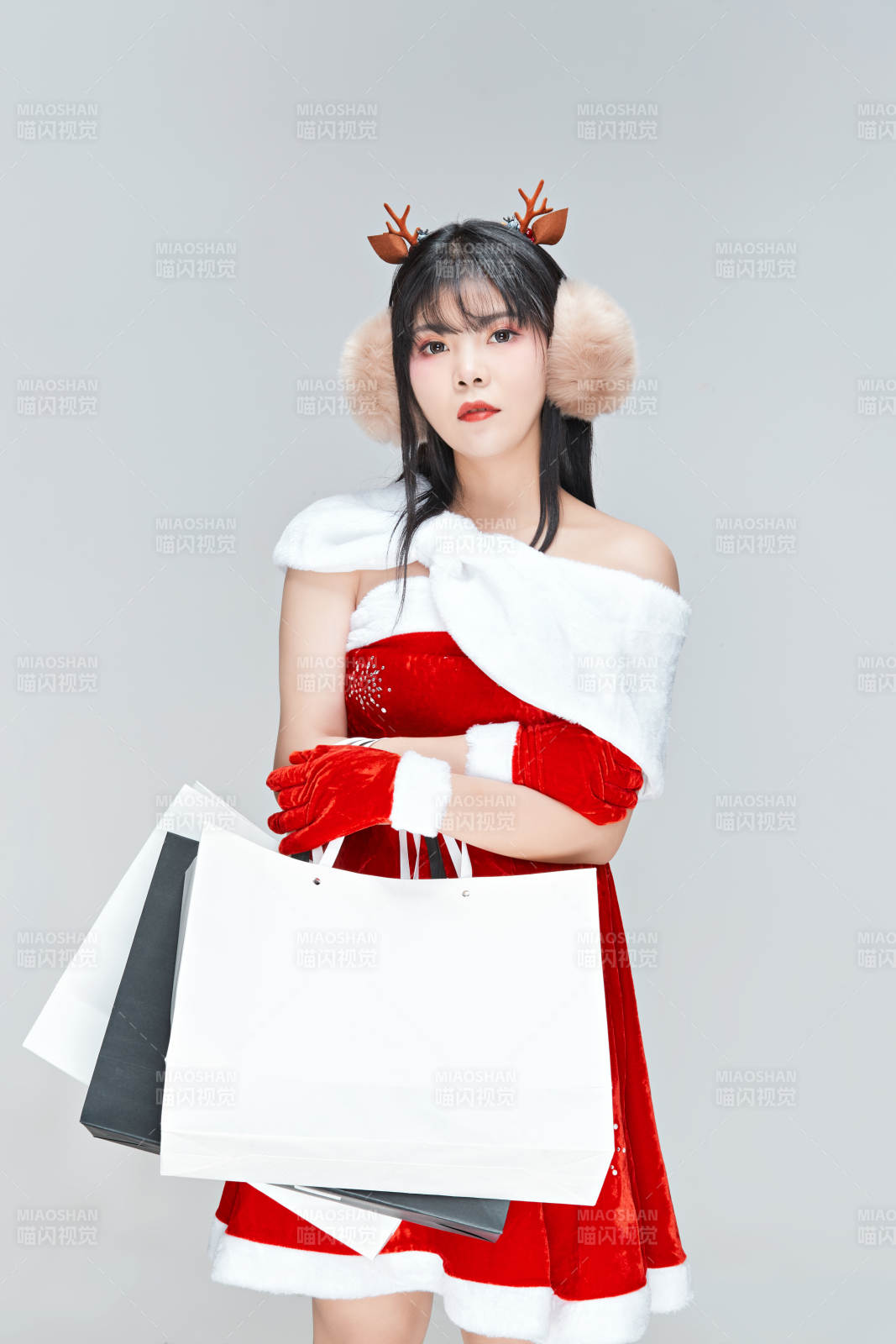 身穿圣誕服飾手提購物袋性感可愛的圣誕女郎