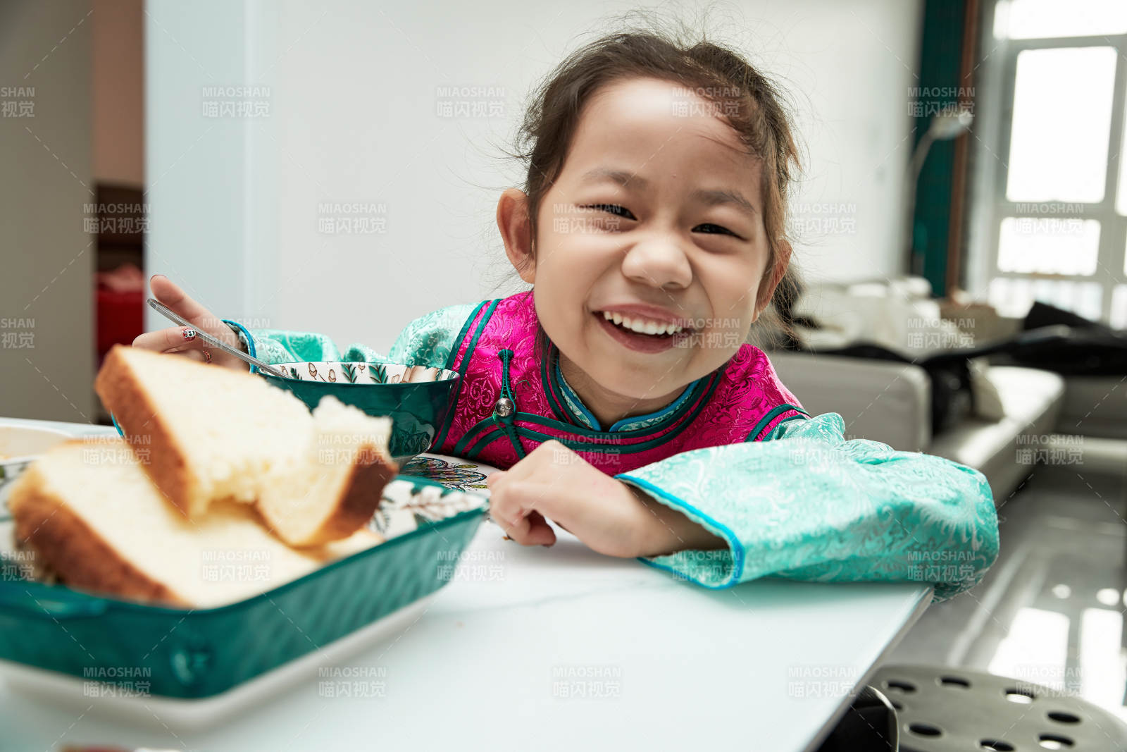 在家玩耍的亞洲小女孩