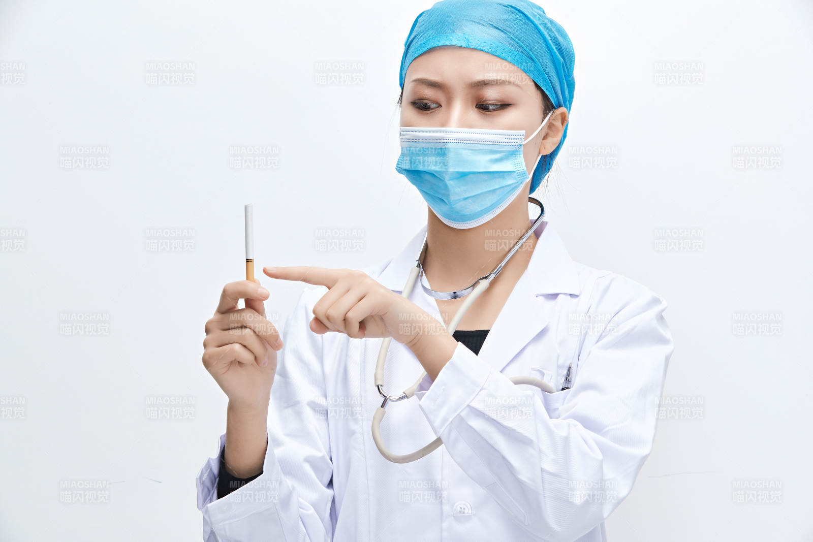 白色背景下傳遞傳遞吸煙有害健康信息的醫生