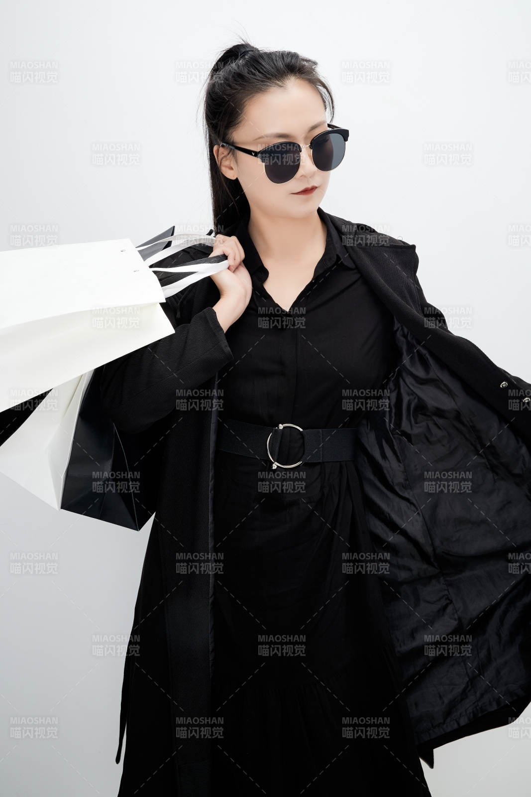 白色背景下手提購(gòu)物袋時(shí)尚美麗的亞洲少女