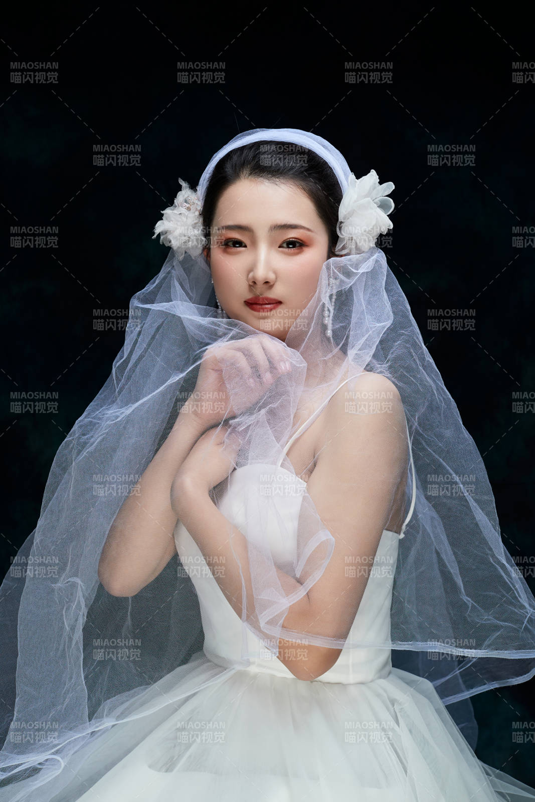 黑色背景下的女性复古婚纱妆面图片