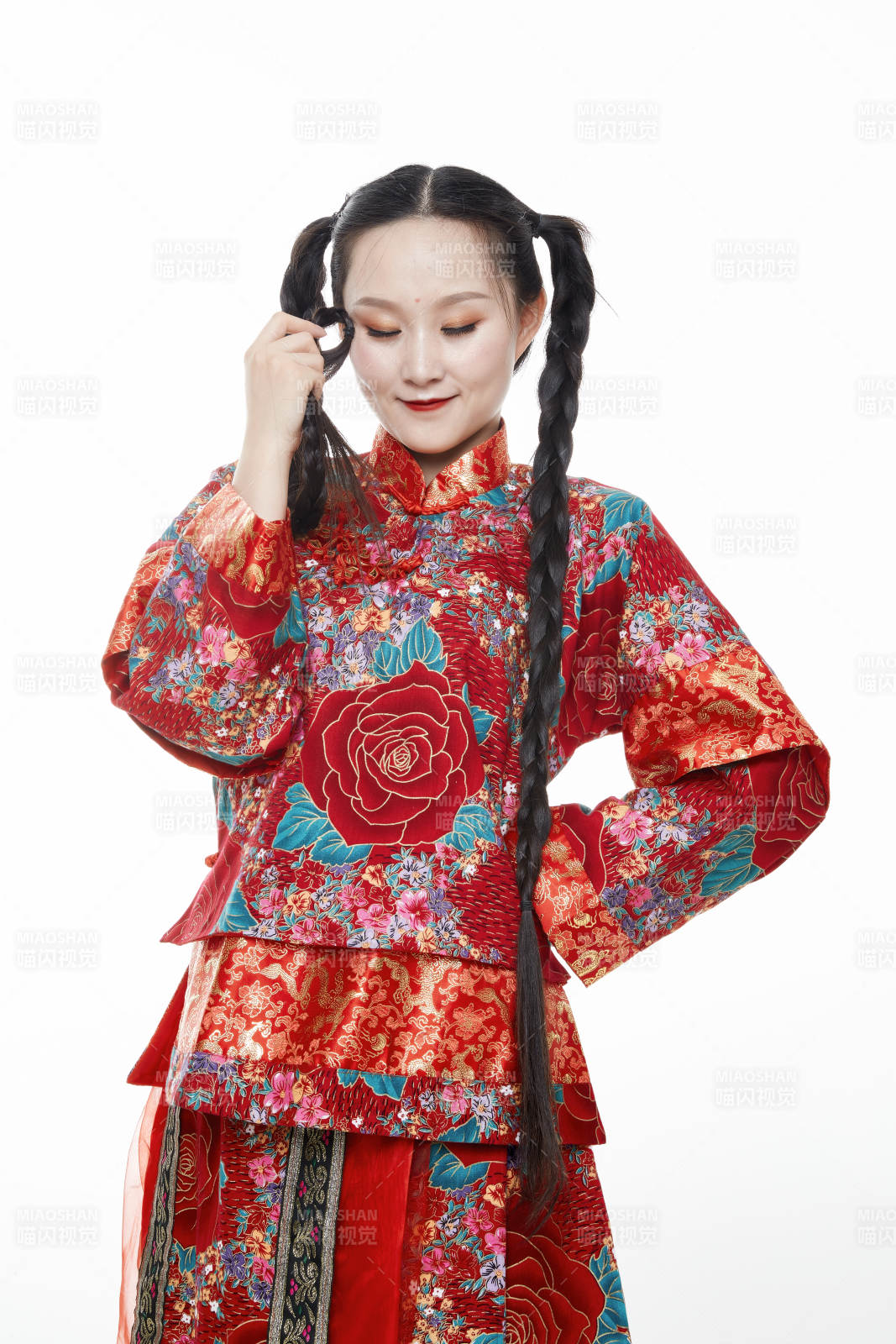 身穿中國傳統服飾的青年女性