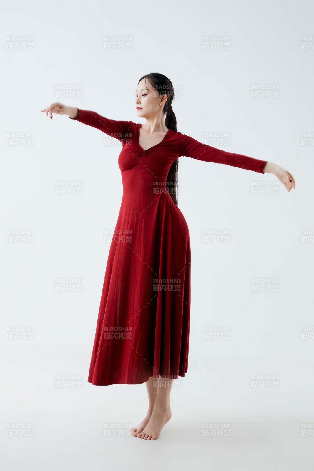 穿著紅色長(zhǎng)裙翩翩起舞的少女