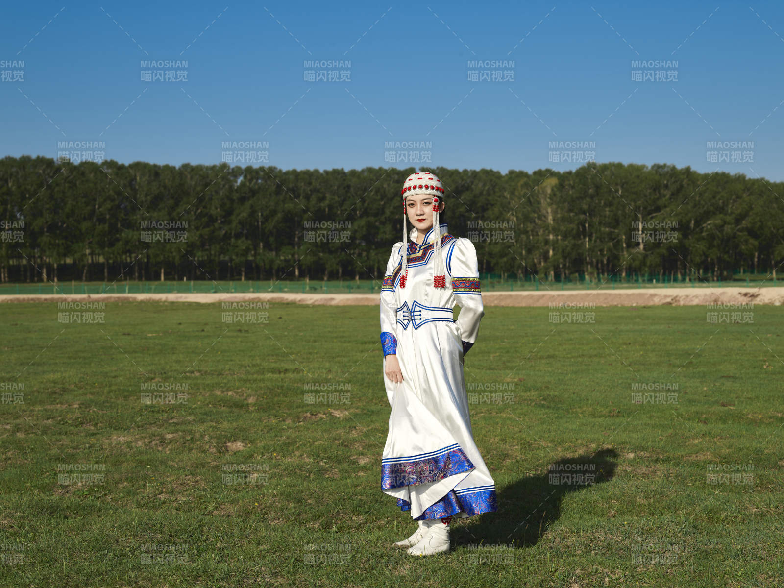草原上穿着蒙古族传统服饰的亚洲年轻美少女