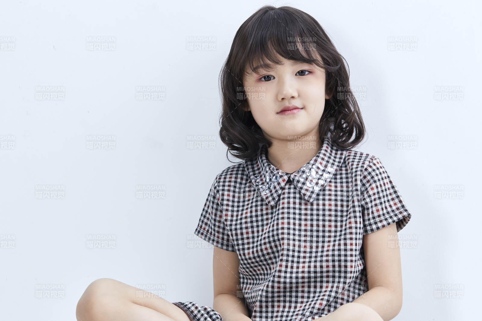 白色色背景的可愛的亞洲小女孩兒童