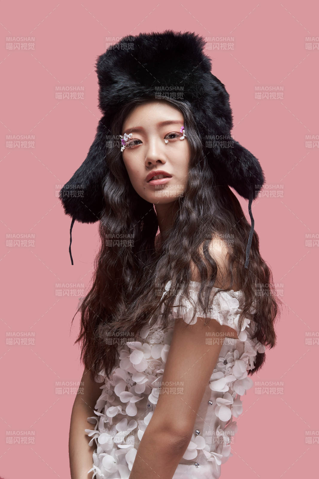 時尚彩妝女性妝面半身像