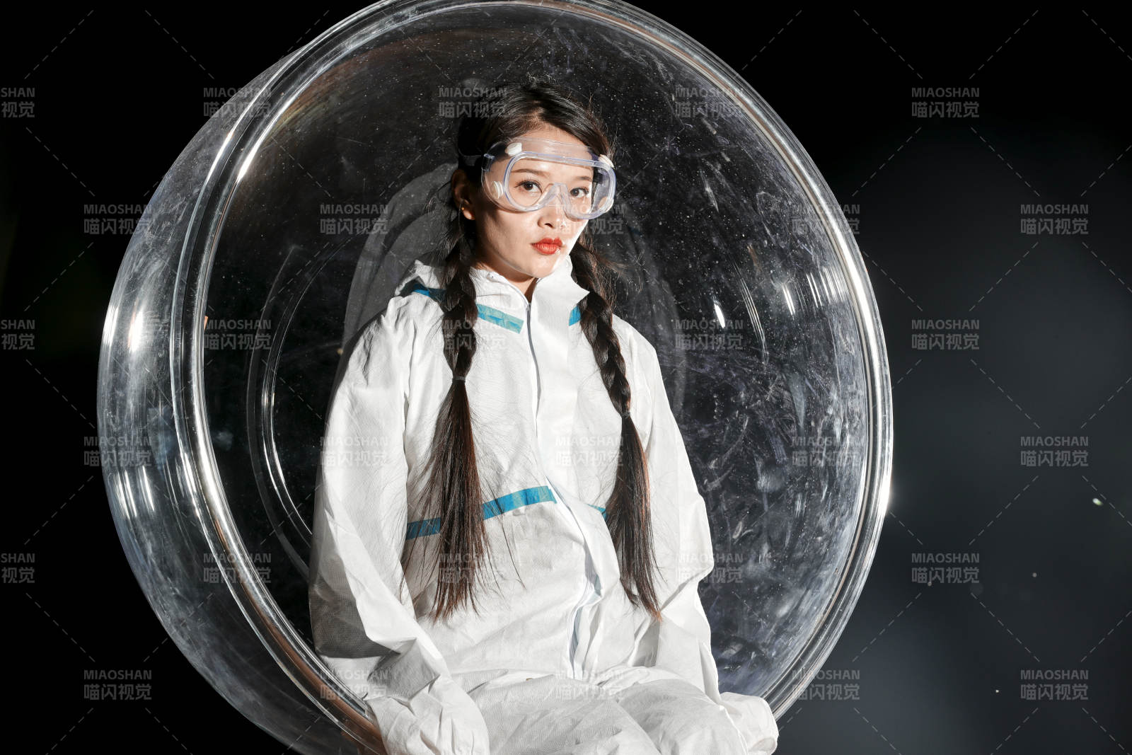 穿白色防護服佩戴護目鏡口罩的女性防護人員