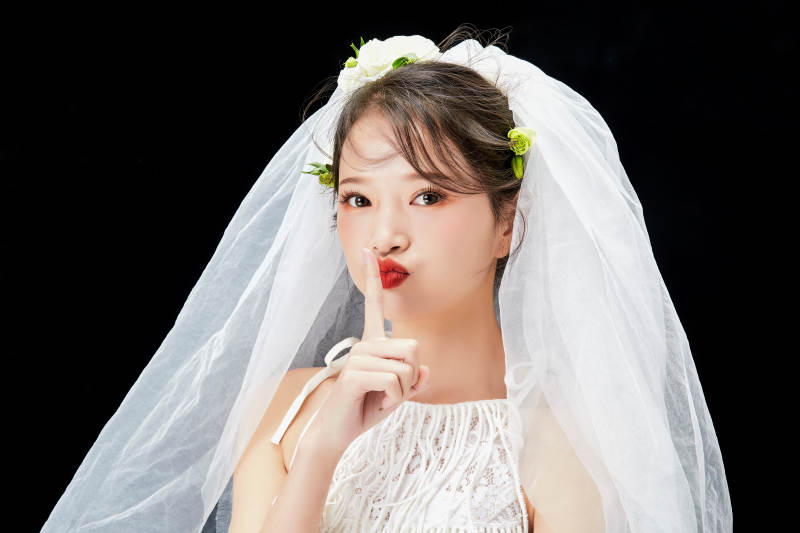 黑色背景下的美妆新娘彩妆人像