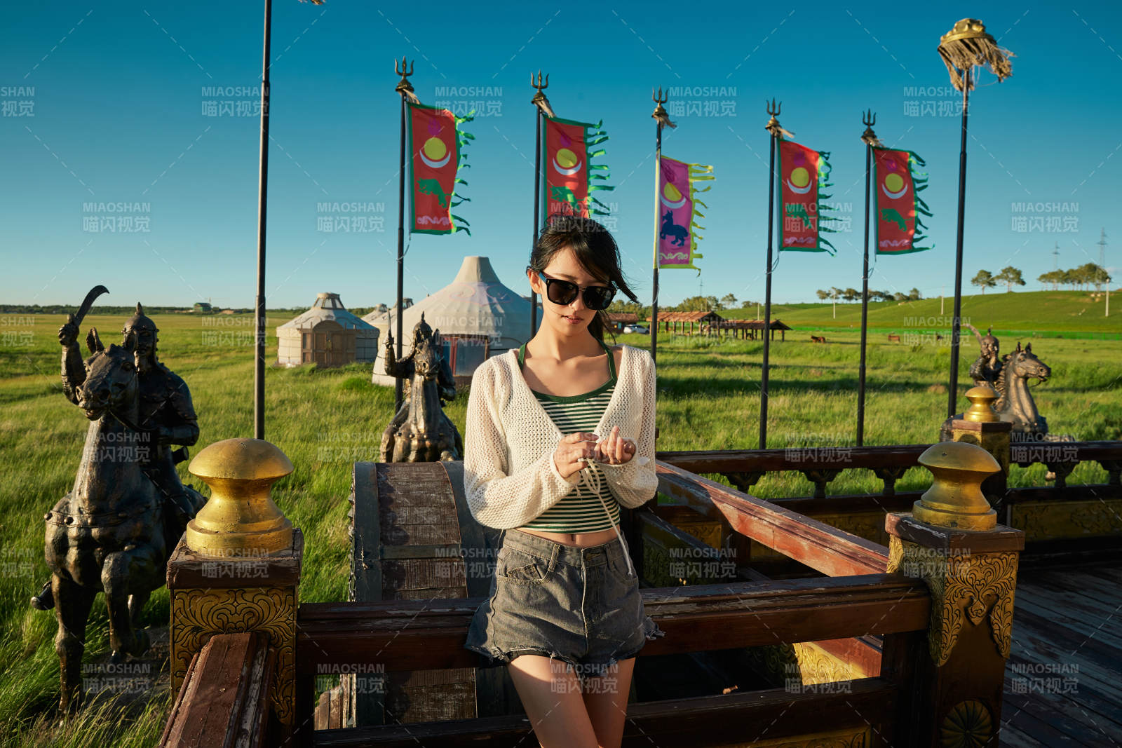 草原濕地公園游玩拍照的亞洲少女