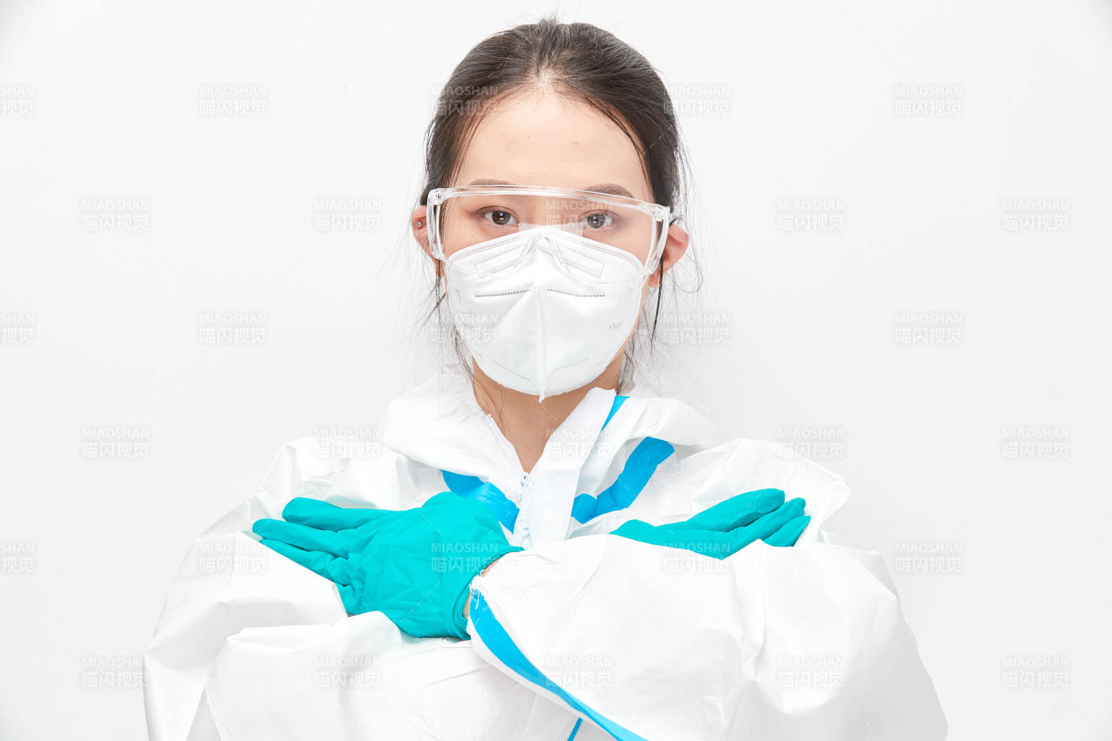穿白色防护服佩戴护目镜口罩的女性医疗人员