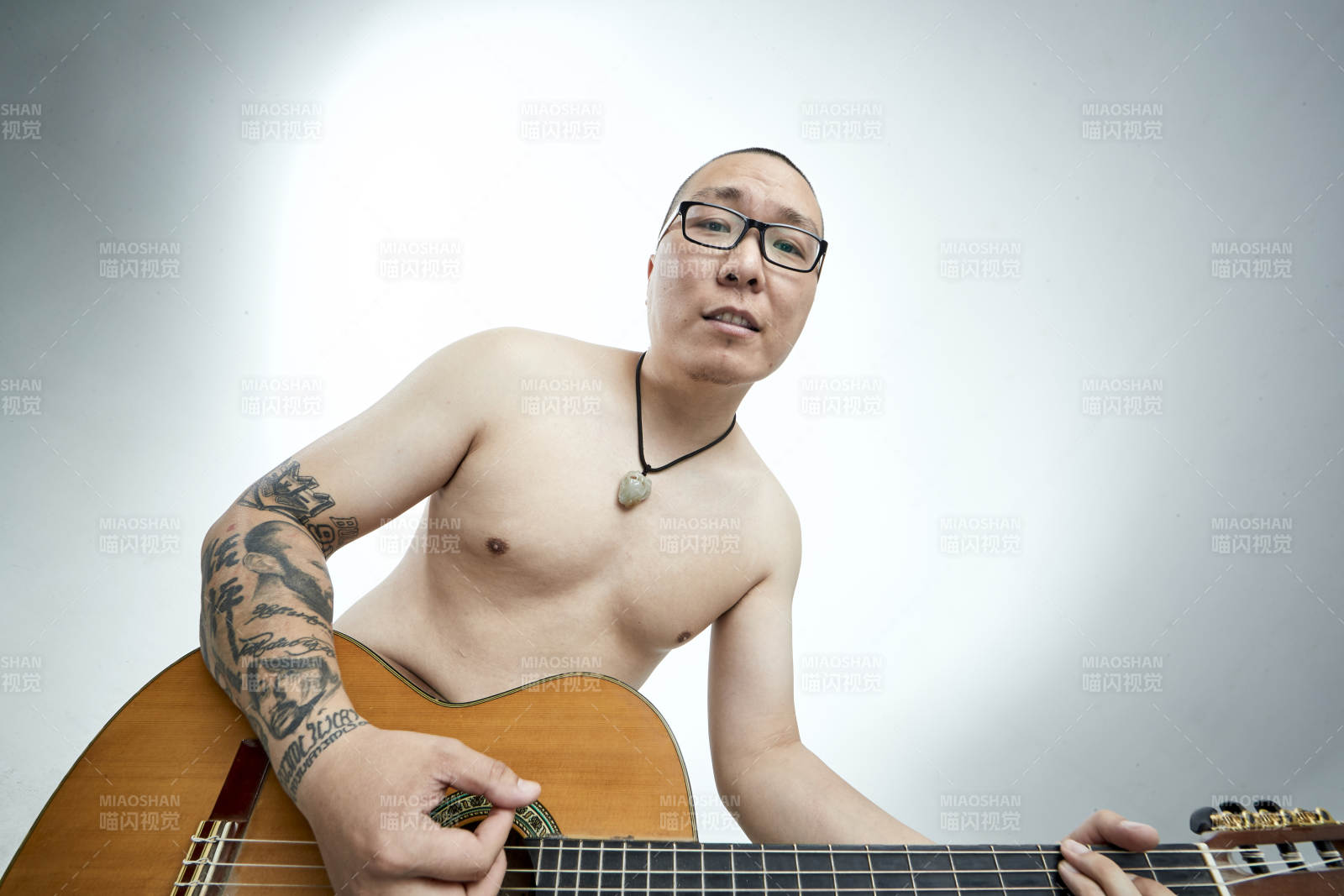 示范演奏古典吉他的亞洲男性樂手人像