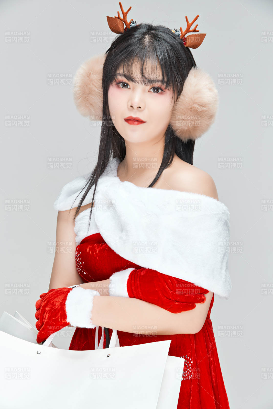 身穿圣誕服飾手提購物袋性感可愛的圣誕女郎