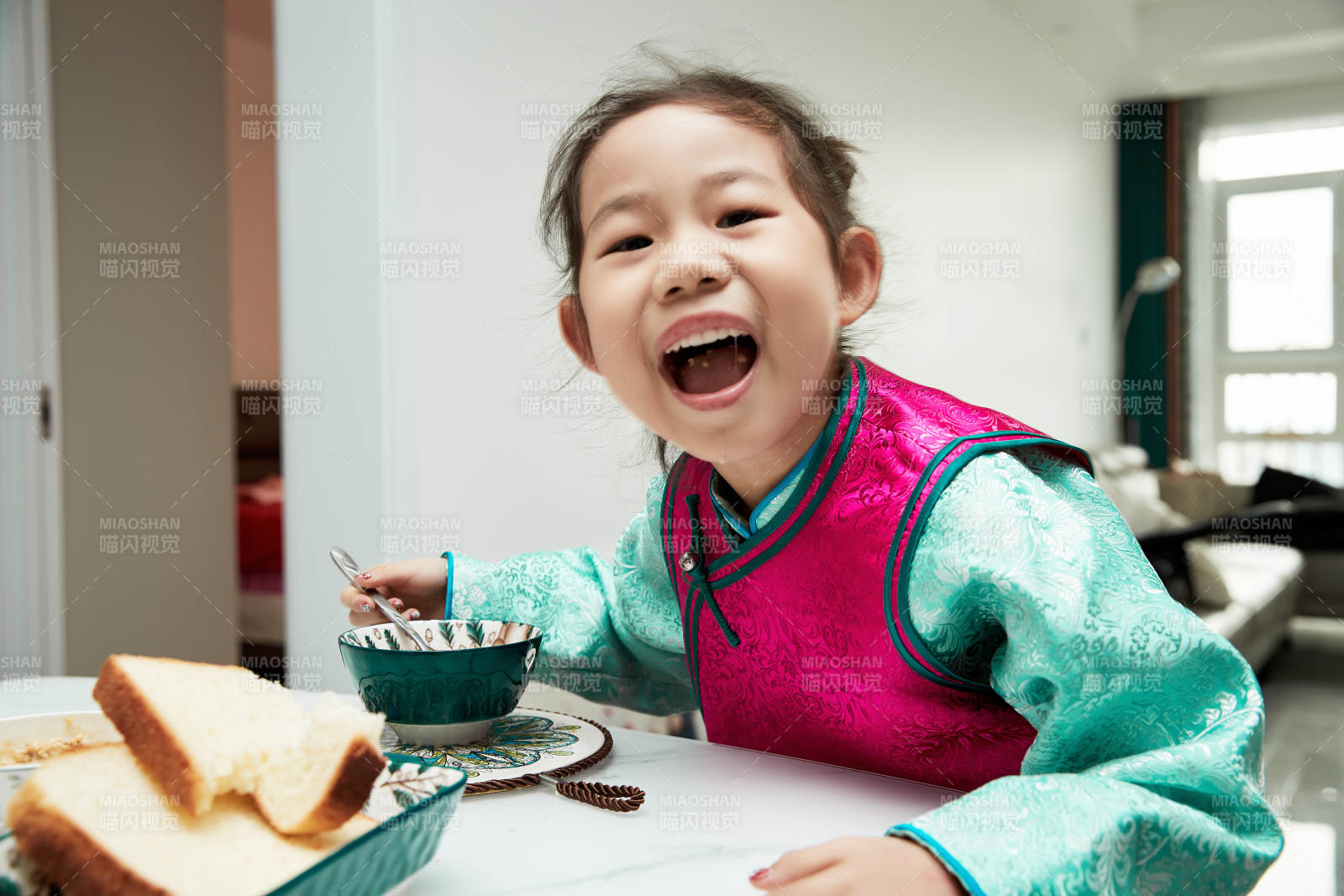 在家玩耍的亞洲小女孩