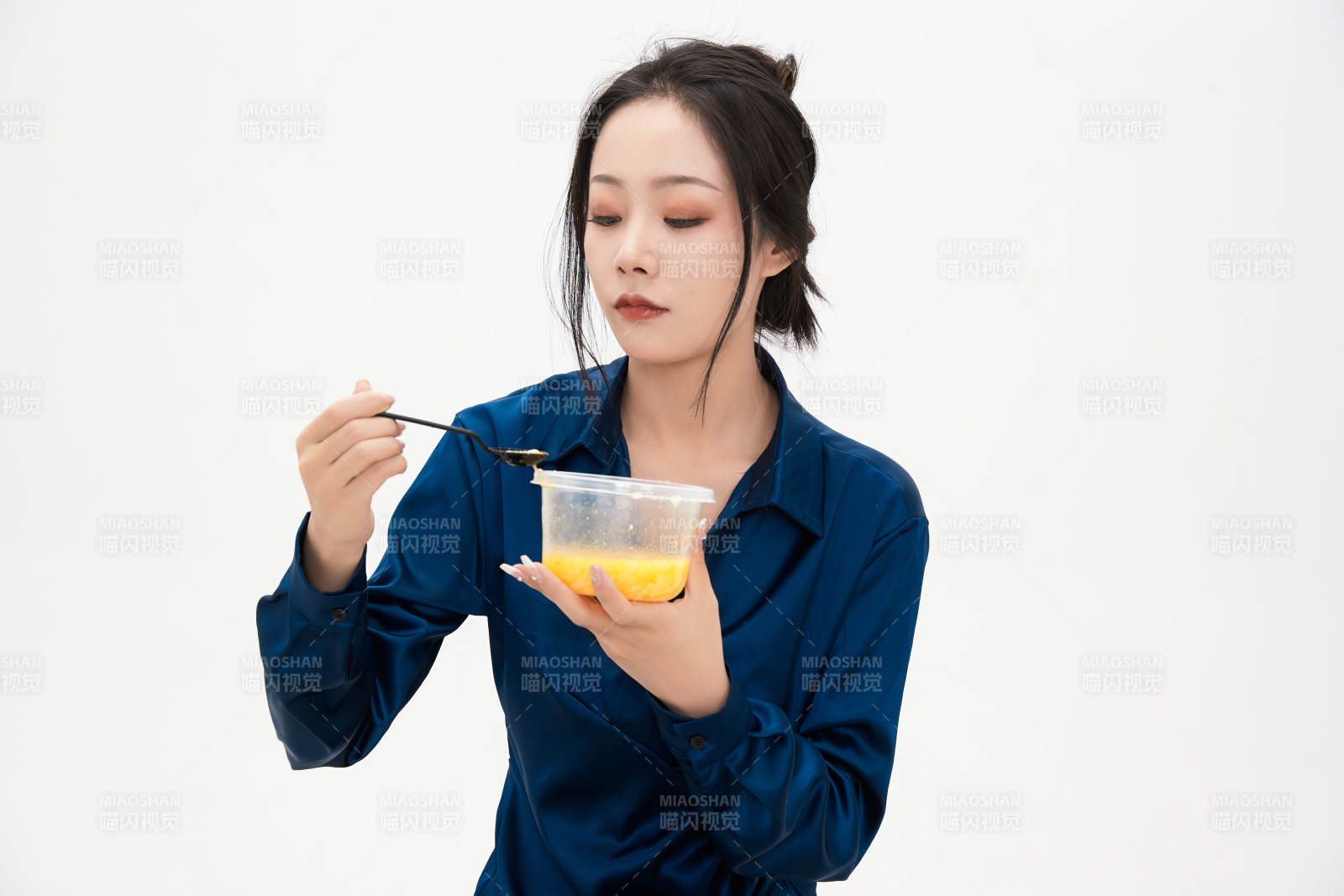 大吃特吃的亞洲可愛(ài)少女人像