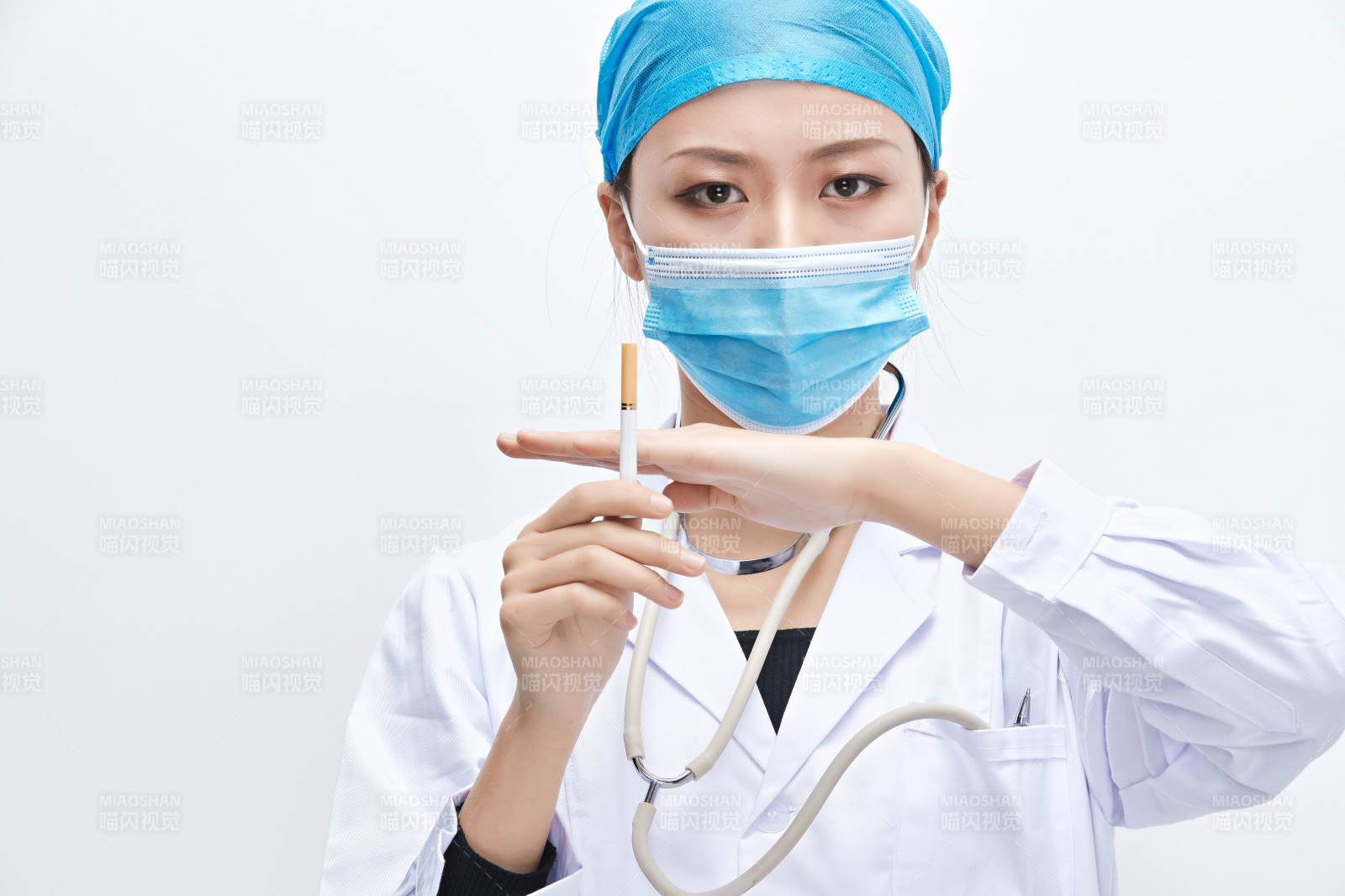 白色背景下傳遞傳遞吸煙有害健康信息的醫生