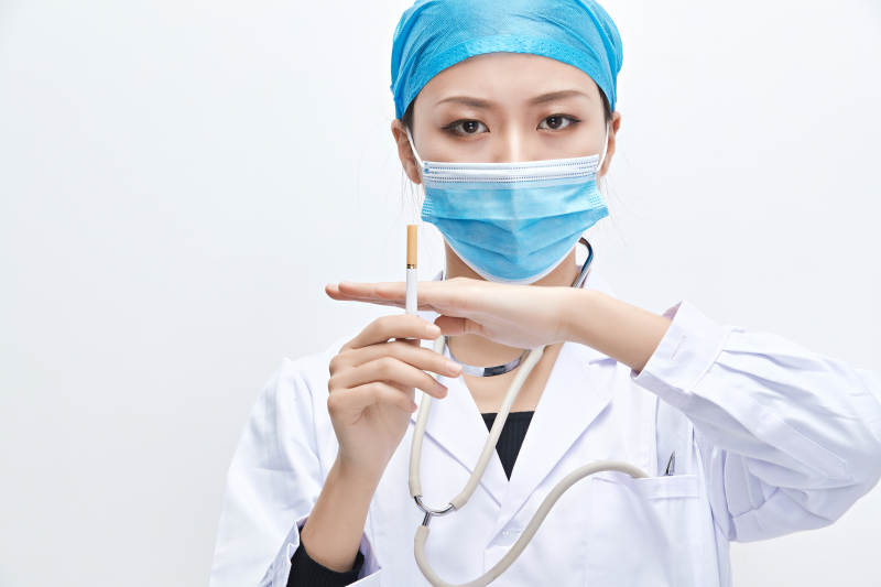 白色背景下傳遞傳遞吸煙有害健康信息的醫生