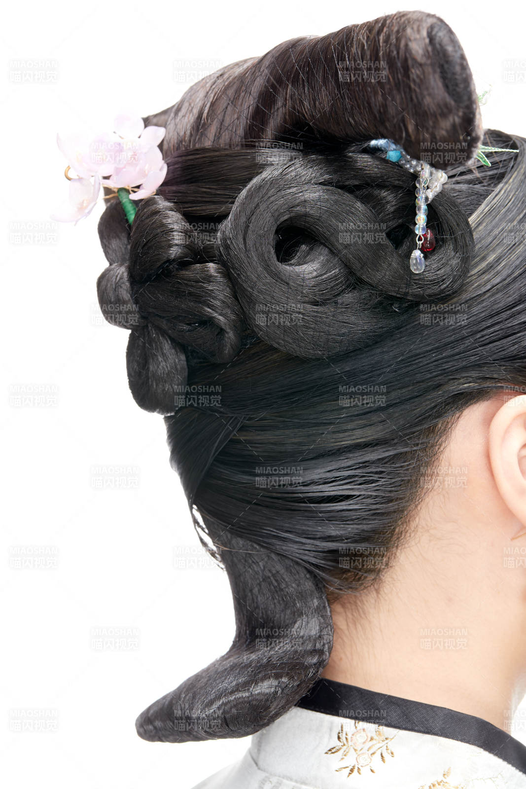 白色背景下的清代女性古裝造型清朝古裝