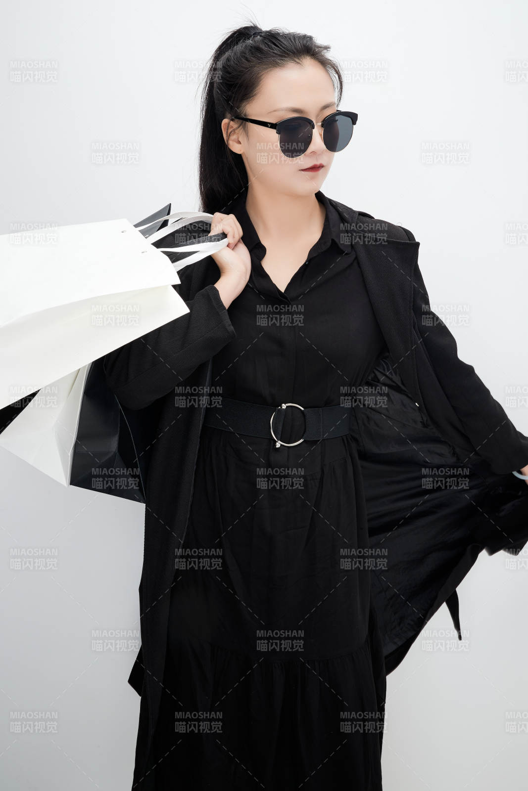 白色背景下手提購物袋時尚美麗的亞洲少女