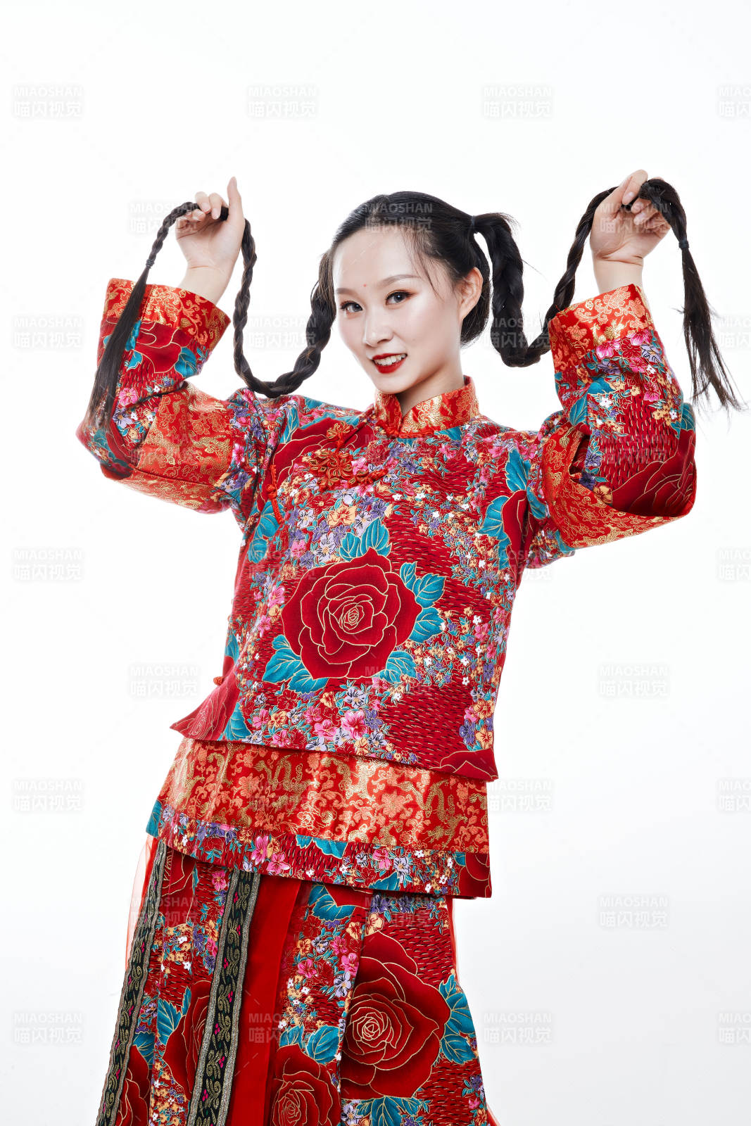 身穿中國傳統服飾的青年女性