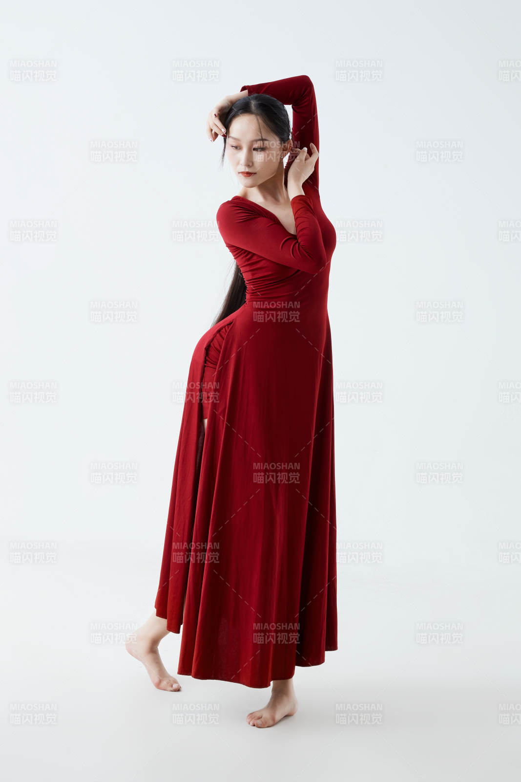 穿著紅色長裙翩翩起舞的少女